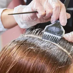 Jak farbować odrosty w domu - krok po kroku i skuteczne porady