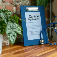 Specjalizacja kliniczna psychologia: Jak wybrać najlepszą ścieżkę?