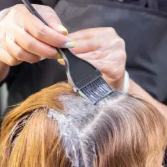 Ile kosztuje farbowanie odrostów u fryzjera? Ceny, czynniki i porady