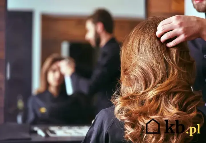 Ile kosztuje obcięcie i farbowanie włosów? Przegląd cen usług fryzjerskich