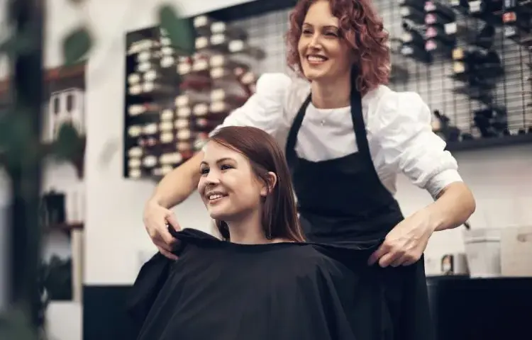 Ile kosztuje farbowanie u fryzjera? Ceny w zależności od długości i techniki