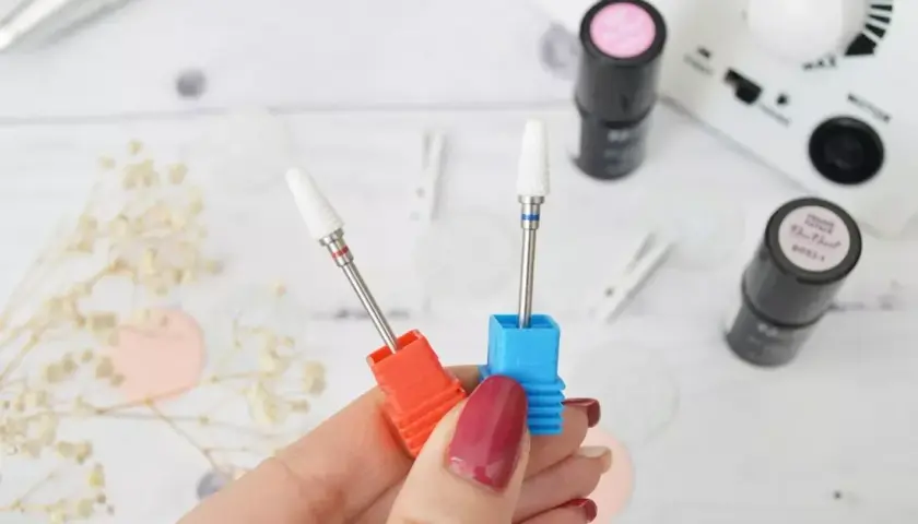 Jak naprawić manicure hybrydowy - skuteczne sposoby na problematyczne paznokcie