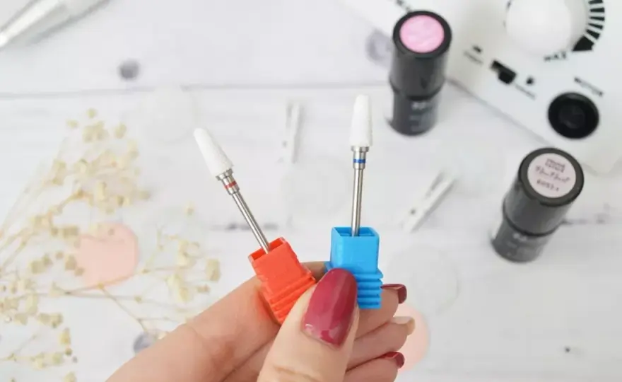 Jak naprawić manicure hybrydowy - skuteczne sposoby na problematyczne paznokcie
